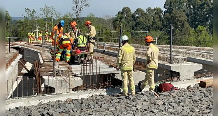 Trabalhador trava coluna em obra da PR-151 e mobiliza bombeiros