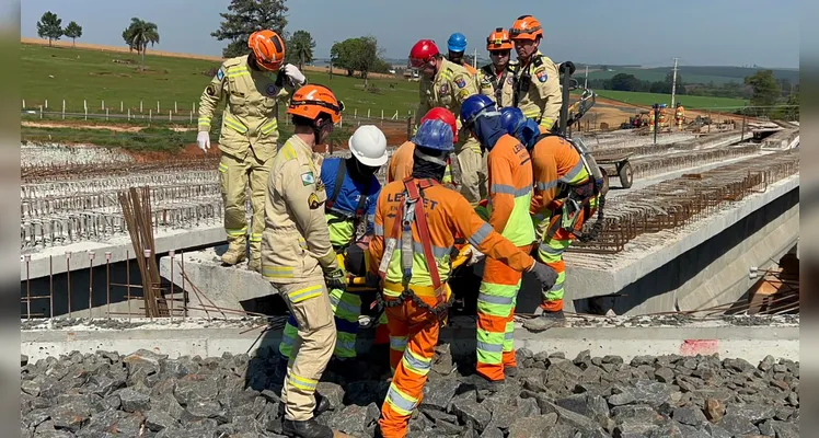 Trabalhador trava coluna em obra da PR-151 e mobiliza bombeiros
