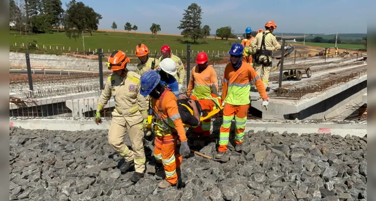 Trabalhador trava coluna em obra da PR-151 e mobiliza bombeiros