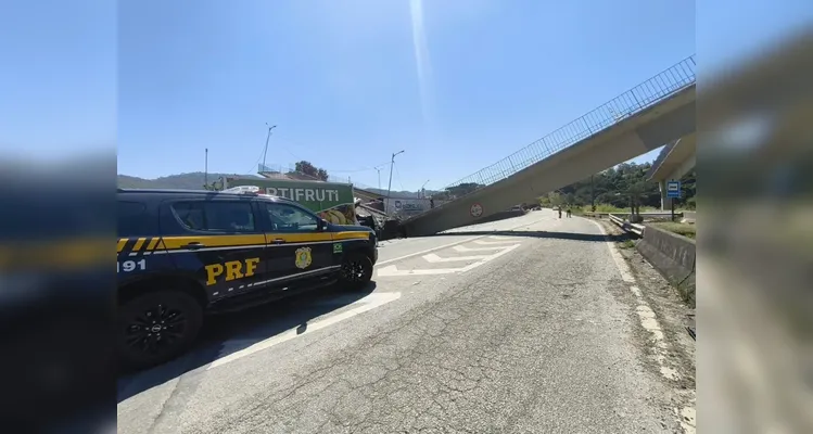 Passarela desaba após ser atingida por caminhão e dois morrem, confira o vídeo