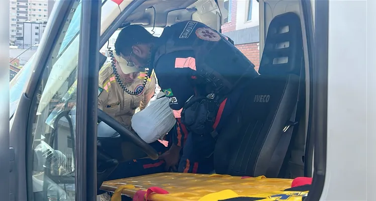 Colisão entre carro e ambulância deixa feridos no Centro de Ponta Grossa