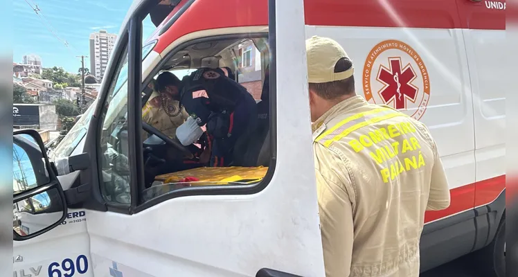 Colisão entre carro e ambulância deixa feridos no Centro de Ponta Grossa