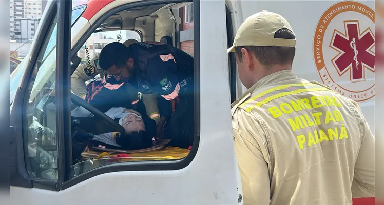 Colisão entre carro e ambulância deixa feridos no Centro de Ponta Grossa