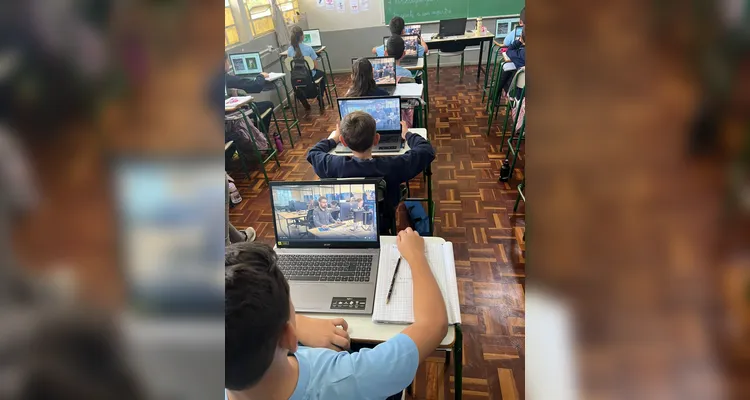 O uso individual dos notebooks proporcionou uma nova experiência à turma durante a videoaula sobre materiais sustentáveis.