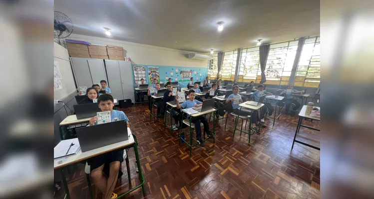 O uso individual dos notebooks proporcionou uma nova experiência à turma durante a videoaula sobre materiais sustentáveis.