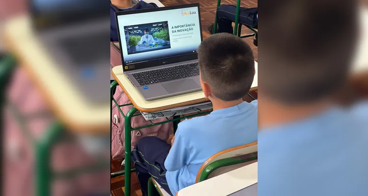 O uso individual dos notebooks proporcionou uma nova experiência à turma durante a videoaula sobre materiais sustentáveis.
