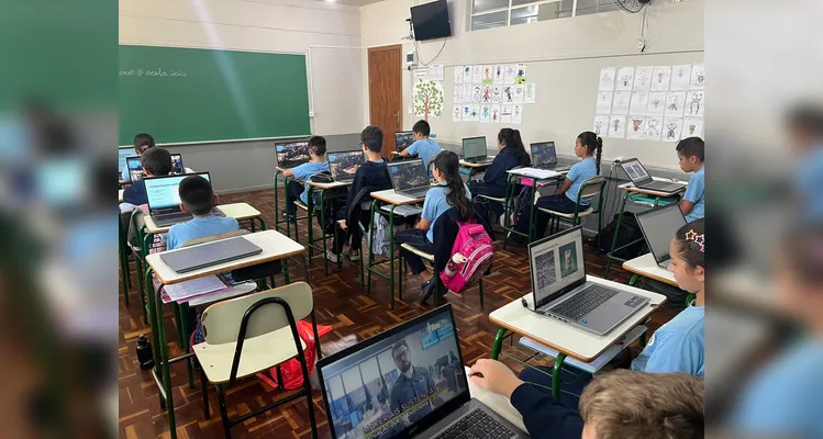 O uso individual dos notebooks proporcionou uma nova experiência à turma durante a videoaula sobre materiais sustentáveis.