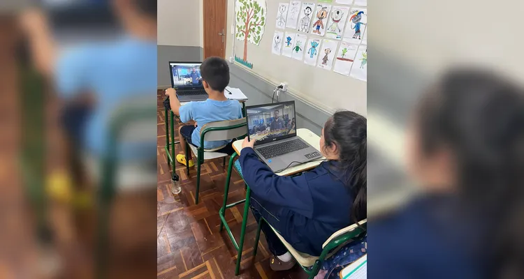 O uso individual dos notebooks proporcionou uma nova experiência à turma durante a videoaula sobre materiais sustentáveis.