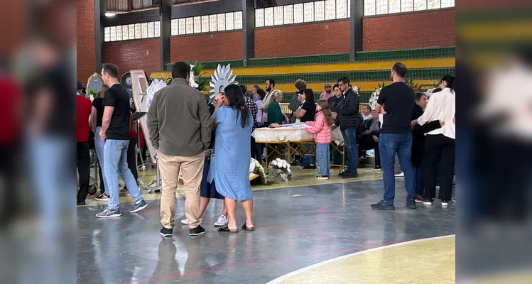 Sete vítimas do acidente na BR-373 são veladas em cerimônia coletiva em Imbituva