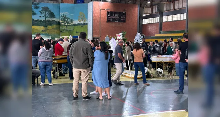Sete vítimas do acidente na BR-373 são veladas em cerimônia coletiva em Imbituva