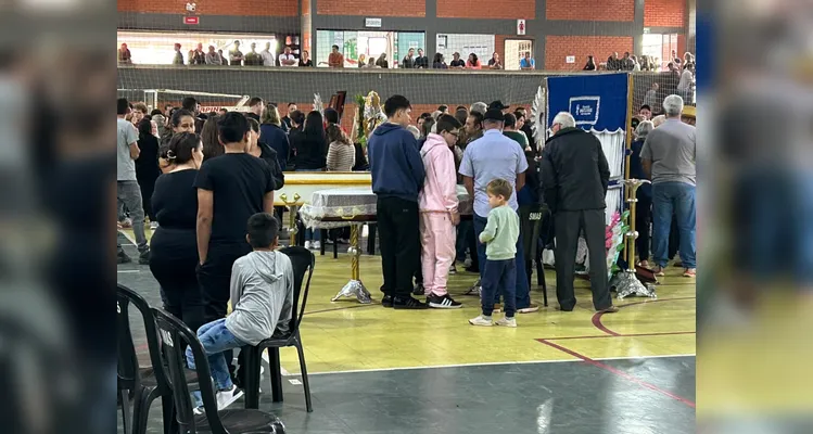 Sete vítimas do acidente na BR-373 são veladas em cerimônia coletiva em Imbituva