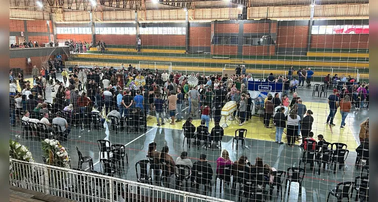 Sete vítimas do acidente na BR-373 são veladas em cerimônia coletiva em Imbituva