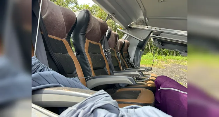 Imagens mostram estado de micro-ônibus e caminhão após acidente na BR-373