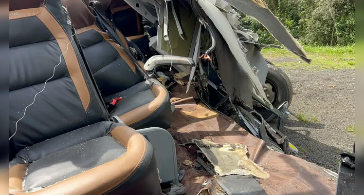 Imagens mostram estado de micro-ônibus e caminhão após acidente na BR-373