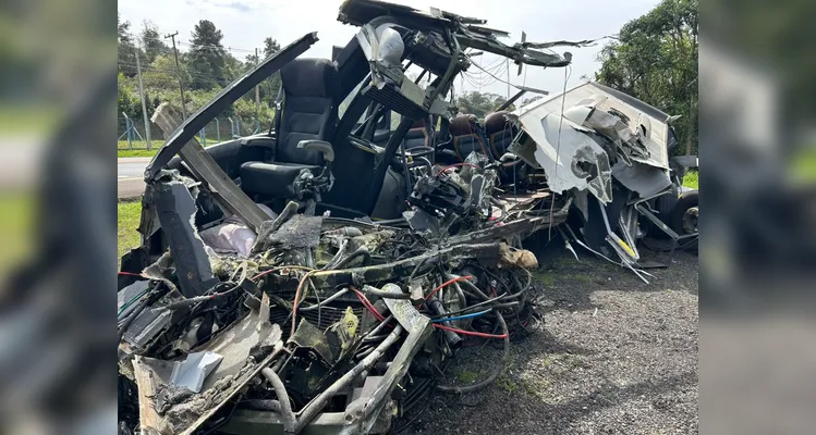 Imagens mostram estado de micro-ônibus e caminhão após acidente na BR-373
