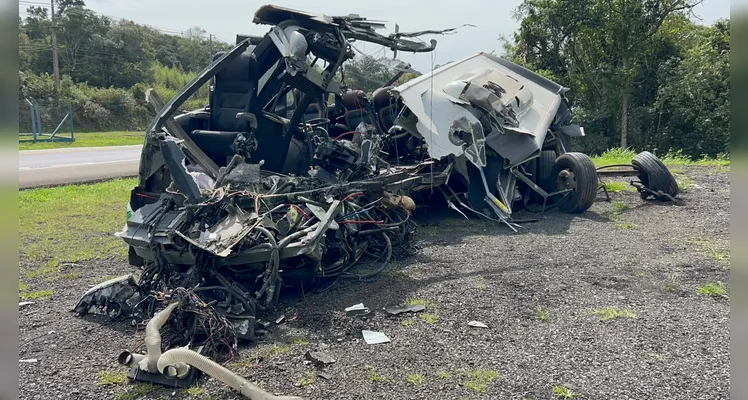 Imagens mostram estado de micro-ônibus e caminhão após acidente na BR-373