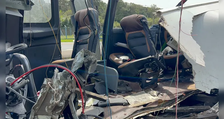 Imagens mostram estado de micro-ônibus e caminhão após acidente na BR-373