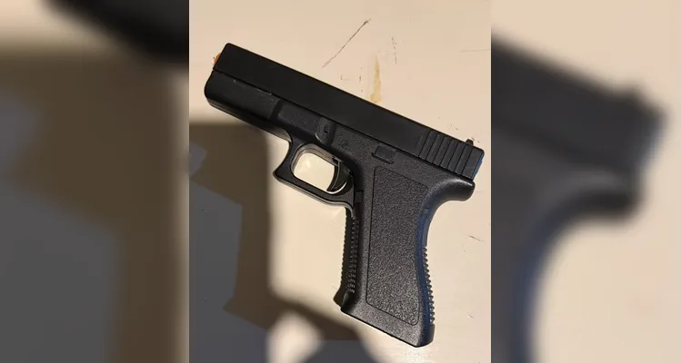 Adolescente é flagrado simulando portar arma de fogo em colégio de PG
