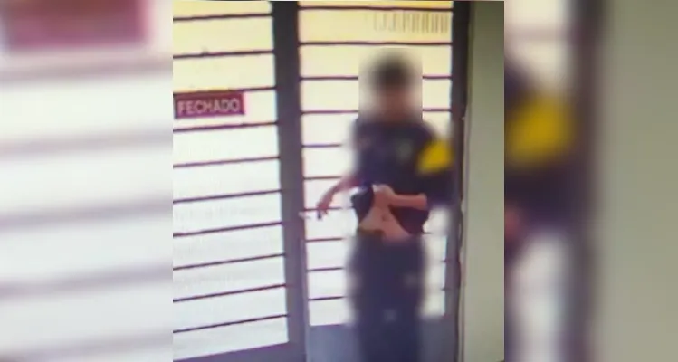 Adolescente é flagrado simulando portar arma de fogo em colégio de PG