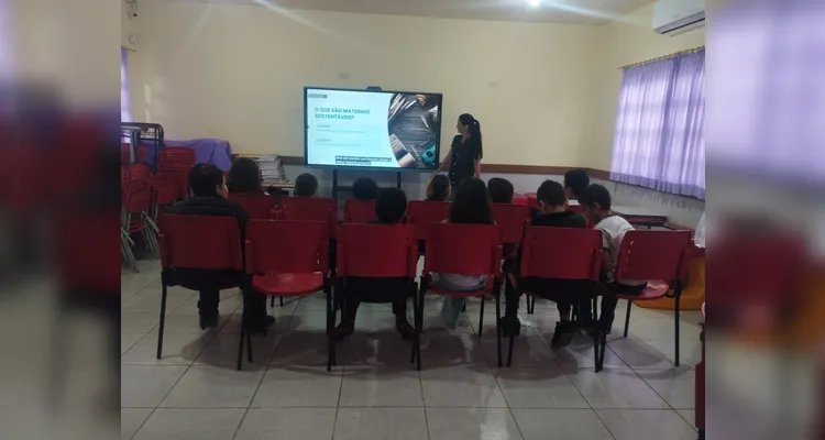 Turma de Ortigueira debate materiais sustentáveis e coleta seletiva