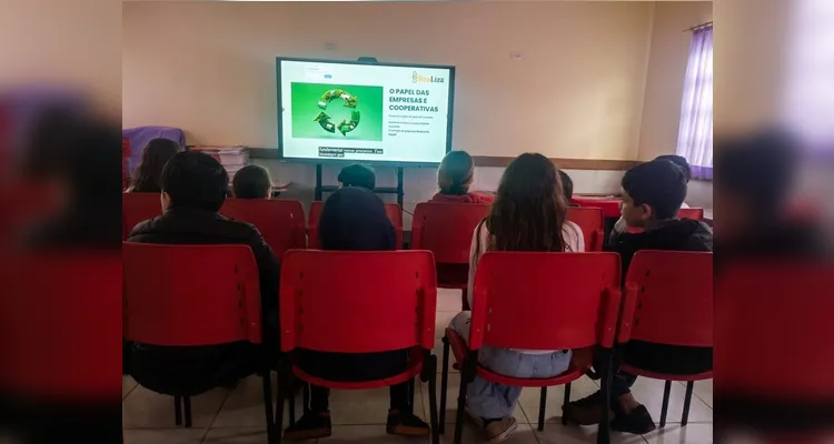 Turma de Ortigueira debate materiais sustentáveis e coleta seletiva