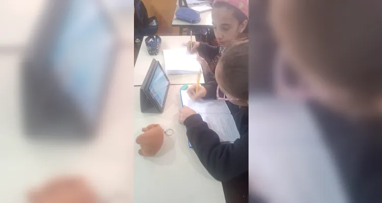 A turma realizou pesquisas e organizou gráficos e cartazes com os resultados.