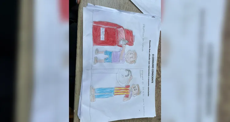 Os alunos produziram textos e desenhos sobreo tema estudado.