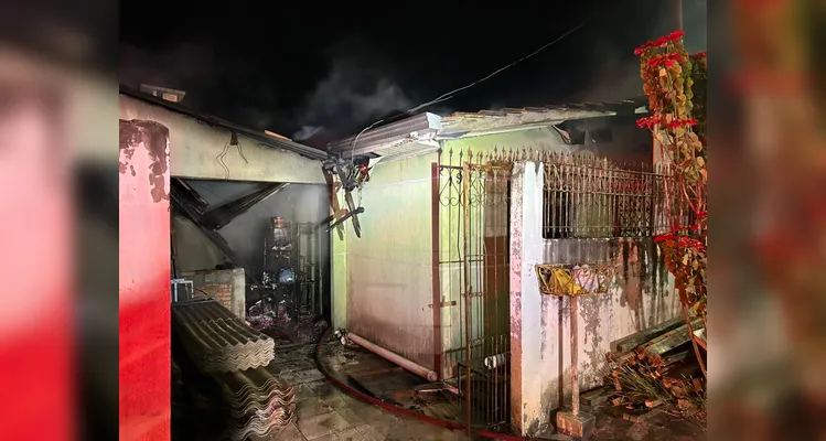 Morador fica ferido e 'cachorrinha' é salva durante incêndio em PG