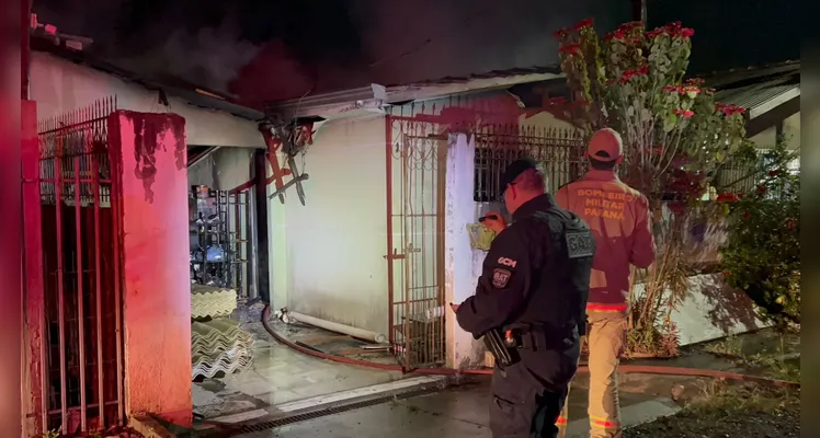 Morador fica ferido e 'cachorrinha' é salva durante incêndio em PG