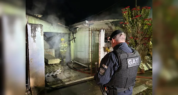 Morador fica ferido e 'cachorrinha' é salva durante incêndio em PG