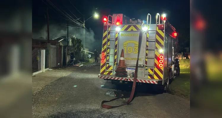 Morador fica ferido e 'cachorrinha' é salva durante incêndio em PG
