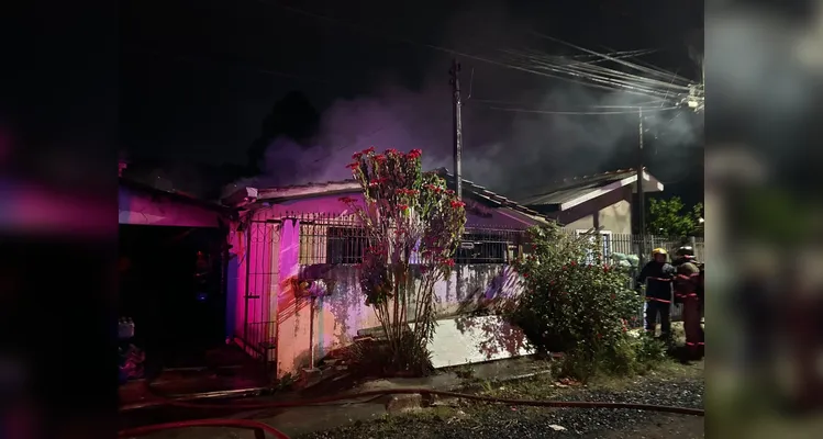 Morador fica ferido e 'cachorrinha' é salva durante incêndio em PG
