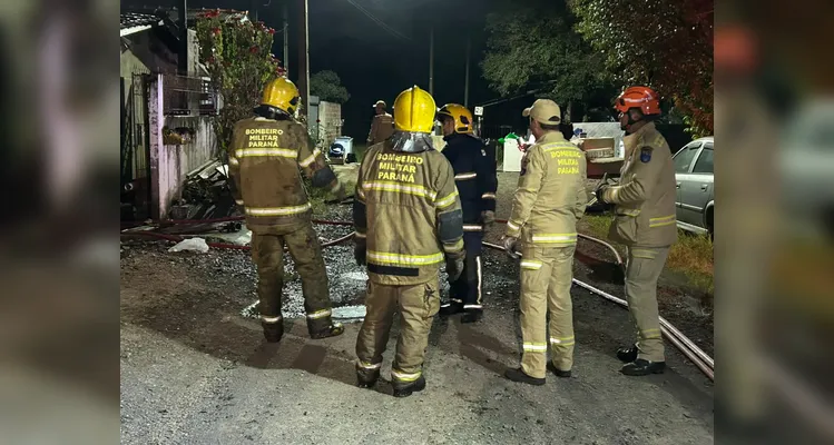 Morador fica ferido e 'cachorrinha' é salva durante incêndio em PG