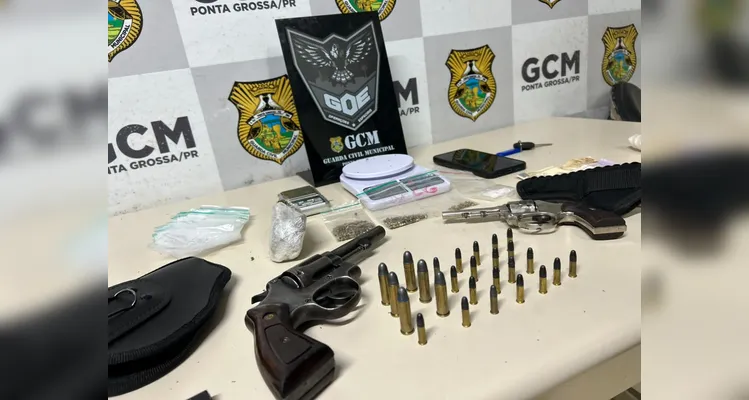 Dupla é presa com duas armas e drogas durante abordagem em PG