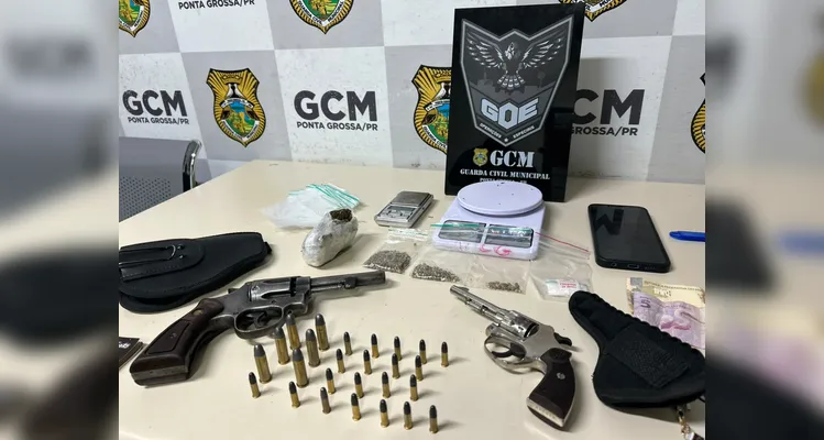 Dupla é presa com duas armas e drogas durante abordagem em PG