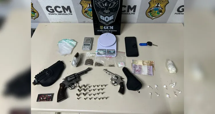 Dupla é presa com duas armas e drogas durante abordagem em PG