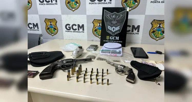 Dupla é presa com duas armas e drogas durante abordagem em PG