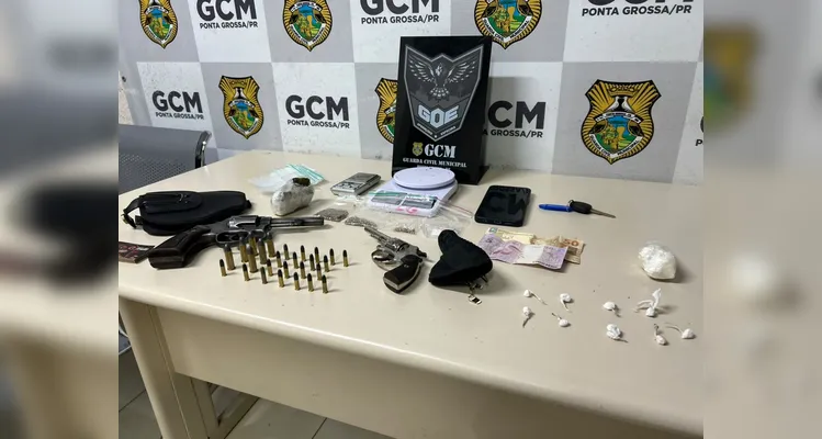 Dupla é presa com duas armas e drogas durante abordagem em PG