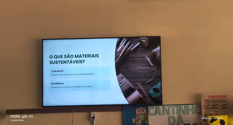 Veja a série de registros dentro e fora da sala de aula.
