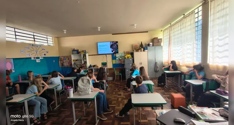 Veja a série de registros dentro e fora da sala de aula.