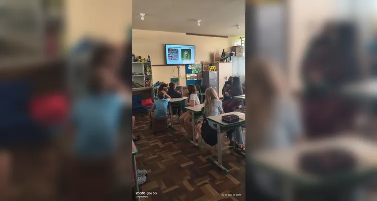Veja a série de registros dentro e fora da sala de aula.