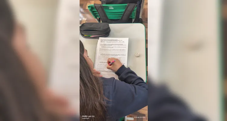 Veja a série de registros dentro e fora da sala de aula.