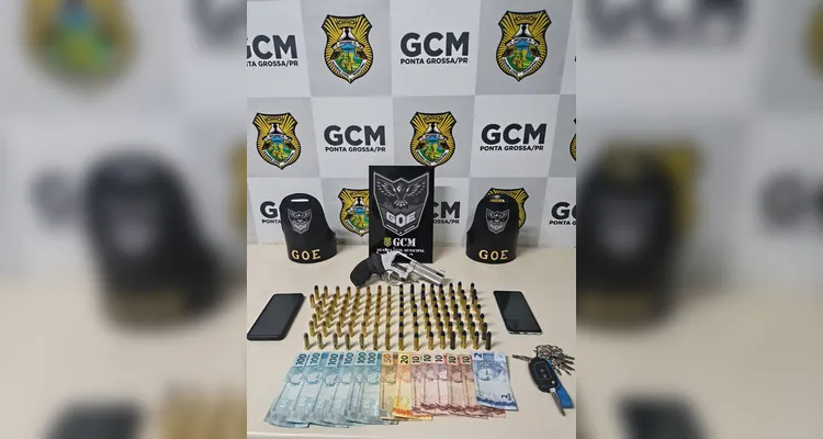 Dupla tenta fugir, mas acaba presa com revólver e 107 munições em PG