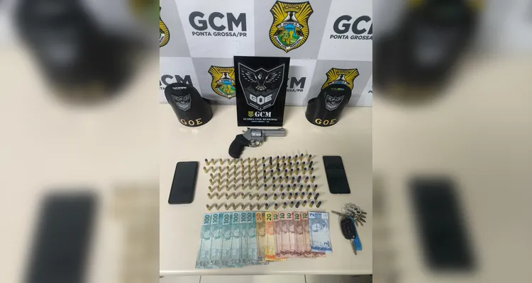 Dupla tenta fugir, mas acaba presa com revólver e 107 munições em PG