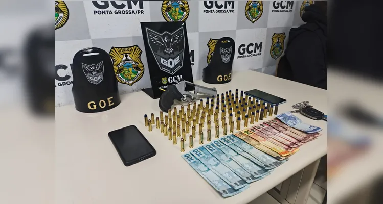 Dupla tenta fugir, mas acaba presa com revólver e 107 munições em PG