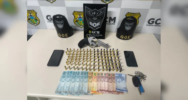 Dupla tenta fugir, mas acaba presa com revólver e 107 munições em PG