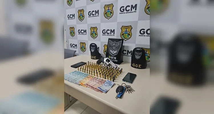 Dupla tenta fugir, mas acaba presa com revólver e 107 munições em PG