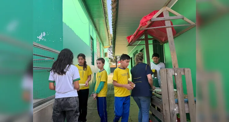 Na etapa prática, os alunos contribuíram com a coleta de óleo de cozinha usado e acompanharam, respeitando os cuidados necessários durante o processo, sua transformação em sabão.