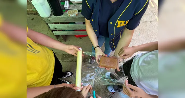 Na etapa prática, os alunos contribuíram com a coleta de óleo de cozinha usado e acompanharam, respeitando os cuidados necessários durante o processo, sua transformação em sabão.