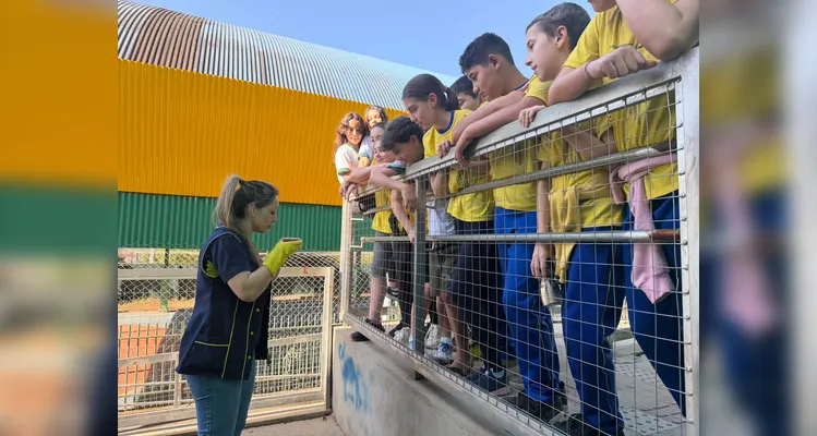 Na etapa prática, os alunos contribuíram com a coleta de óleo de cozinha usado e acompanharam, respeitando os cuidados necessários durante o processo, sua transformação em sabão.